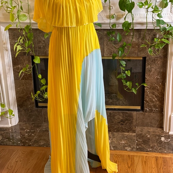 Asymmetrical yellow off shoulder dress - Picture 2 of 4